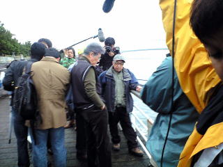 視察中の平松市長